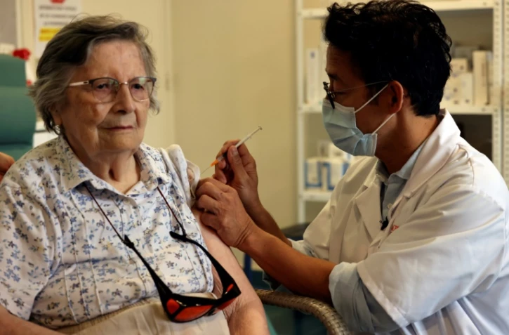 Une personne agée recoit sa troisième dose de vaccin Pfizer-BioNtech à Paris le 13 septembre 2021