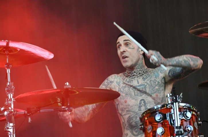Le batteur Travis Barker de Blink-182 en action au festival de musique de la vallée de Coachella en Californie le 14 avril 2023
