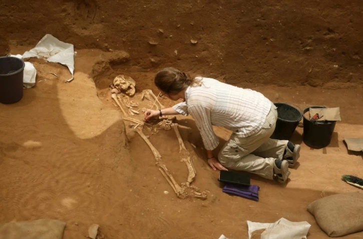 Des archéologues extraient des squelettes d'un cimetière philistin, le premier jamais trouvé, à Ashkelon en Israël, le 28 juin 2016