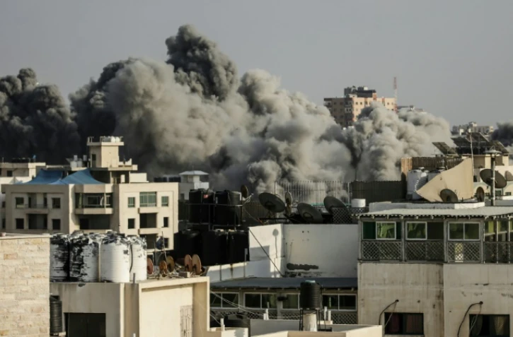 Photo prise le 14 juillet 2018 montrant un nuage de fumée après une frappe aérienne israélienne dans la ville palestinienne de Gaza