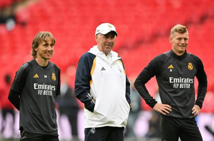 L'entraîneur du Real Madrid Carlo Ancelotti (c) et ses joueurs Luka Modric (g) et Toni Kroos lors d'un entraînement à Wembley à la veille de la finale de C1 contre Dortmund, le 31 mai 2024 à Londres