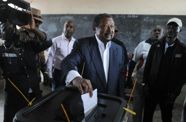 Le candidat à la présidence du Gabon Jean Ping dépose son bulletin dans l'urne, dans un bureau de vote à Libreville, le 27 août 2016
