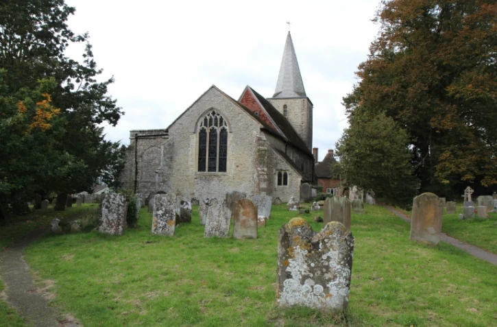 Vue de l'église St Nicholas, dans le village de Pluckley, le 21 octobre 2016