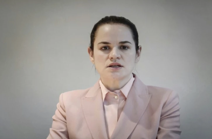La leader de l'opposition bélarusse, Svetlana Tikhanovskaïa, dans un message vidéo retransmis sur un écran à Genève, le 18 septembre 2020