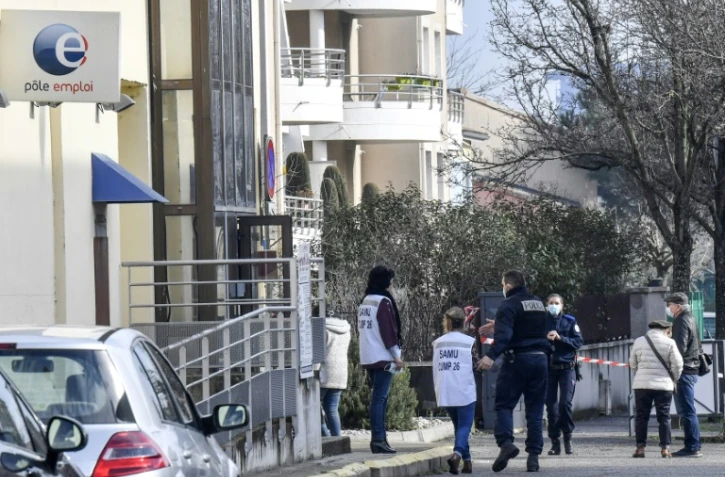 Des policiers et des membres des services de secours devant une agence Pôle Emploi de Valence où une conseillère a été tuée, le 28 janvier 2021