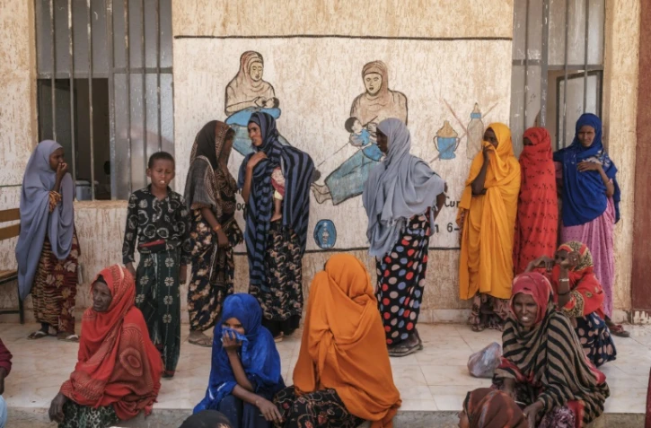 Des déplacées attendent une distribution du Programme alimentaire mondial (PAM) à Adlale, près de Gode, le 6 avril 2022 en Ethiopie