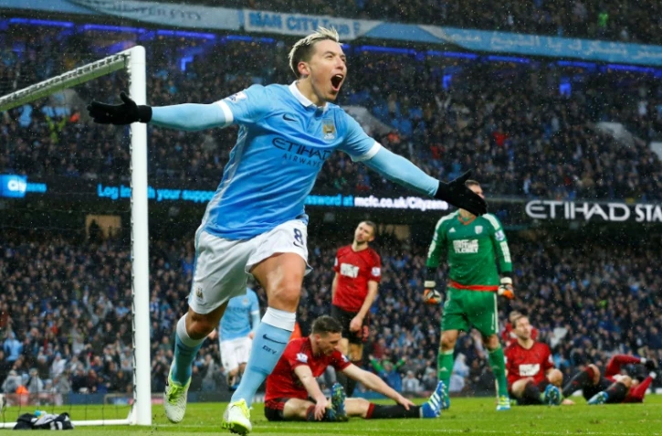 Le milieu de terrain français Samir Nasri sous le maillot de Manchester City vient de marquer contre West Bromwich Albion, le 9 avril 2016 à Manchester