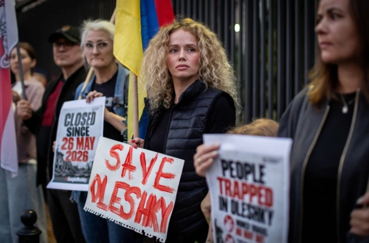 Des membres de la diaspora ukrainienne manifestent devant l'ambassade des États-Unis à Varsovie, le 6 octobre 2026, en Pologne pour réclamer un couloir humanitaire pour les habitants d'Olechky, une ville d'Ukraine assiégée par les Russes