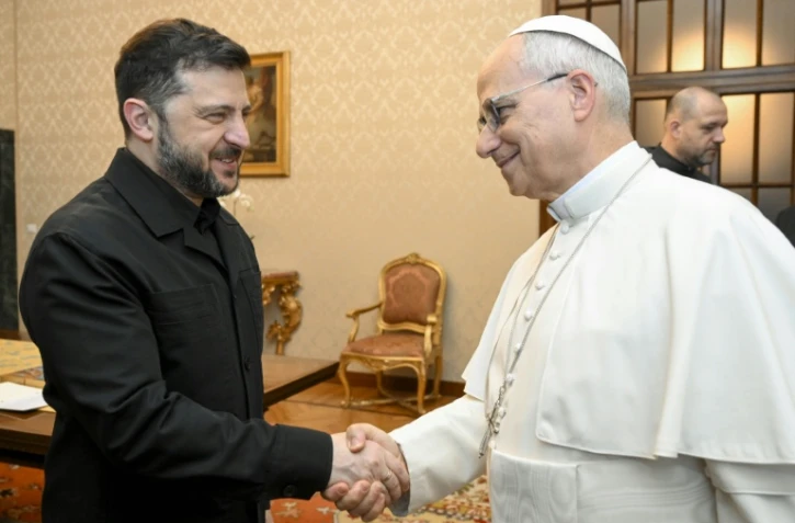 Handout du Vatican montrant le président ukrainien Volodymyr Zelenski et le pape Léon XIV, le 9 décembre 2025 à Castel Gandolfo