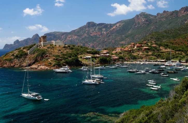 Vue sur le port de Girolata, dans la réserve de Scandola, le 12 juillet 2019