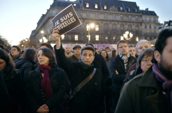 Un homme brandit une pancarte "Je suis Bruxelles", lors d'un rassemblement devant la mairie de Paris, le 22 mars 2016