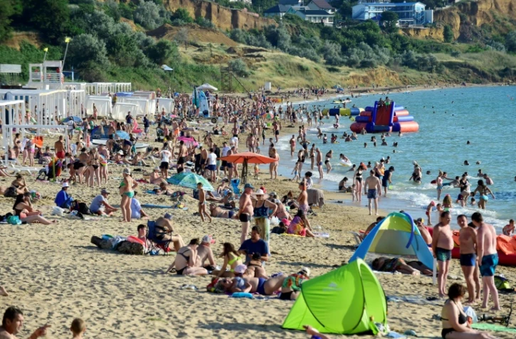 Des vacanciers sur une plage des faubourgs de Sébastopol, le 16 juillet 2022 en Crimée