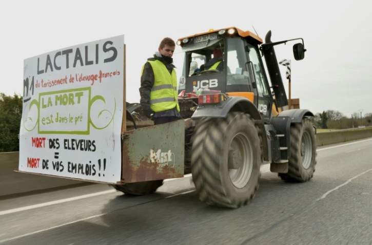 Lors d'une manifestation d'éleveurs près de Rennes contre le groupe Lactalis, le 17 février 2016