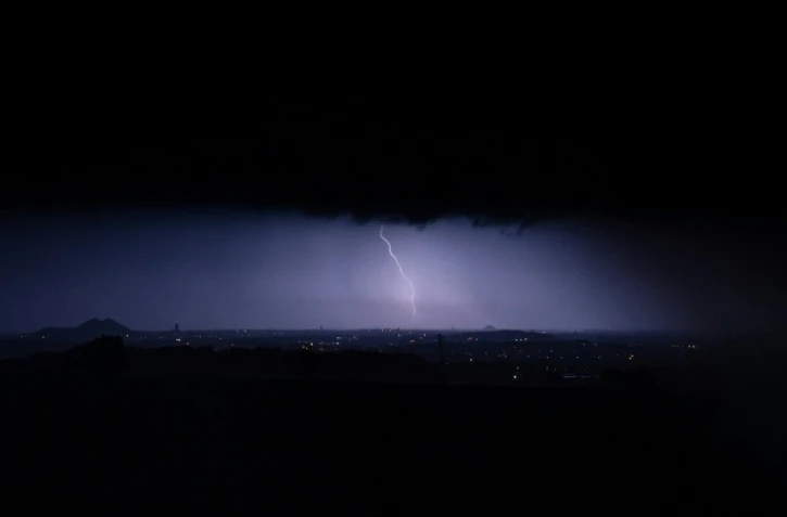 Météo-France a mis fin lundi matin à la vigilance orages et pluie-inondation qui concernait jusque là plusieurs départements du sud-est du pays, après un épisode de violents orages qui a conduit à la mort d'une personne en Saône-et-Loire