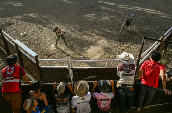 Une participante à une compétition de rodéo organisée dans la province philippine de Masbate, le 13 avril 2026
