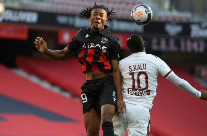 Le milieu de terrain niçois Khephren Thuram (g), à la lutte avec l'attaquant nigérian de Bordeaux, Samuel Kalu, lors de leur match de Ligue 1 à huis clos, le 17 janvier 2021 à l'Allianz Riviera