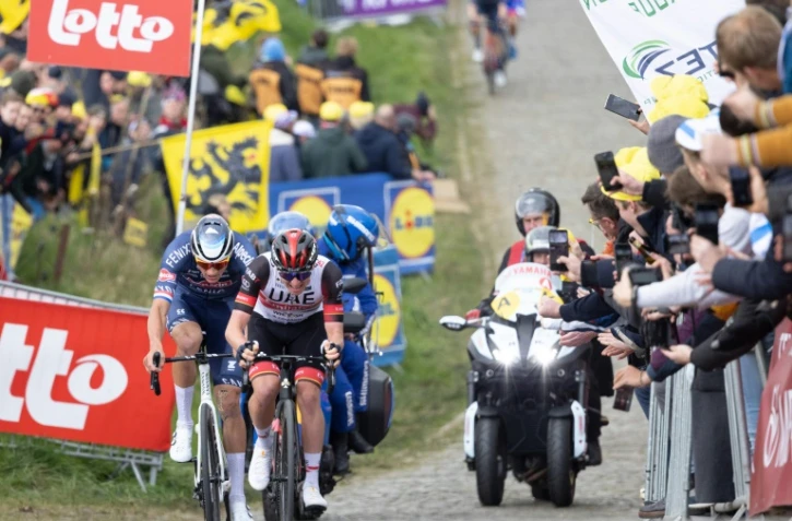 Le Néerlandais Mathieu van der Poel et le Slovène Tadej Pogacar à la lutte dans le Paterberg, lors de l'édition 2022 du Tour des Flandres, le 3 avril 2022