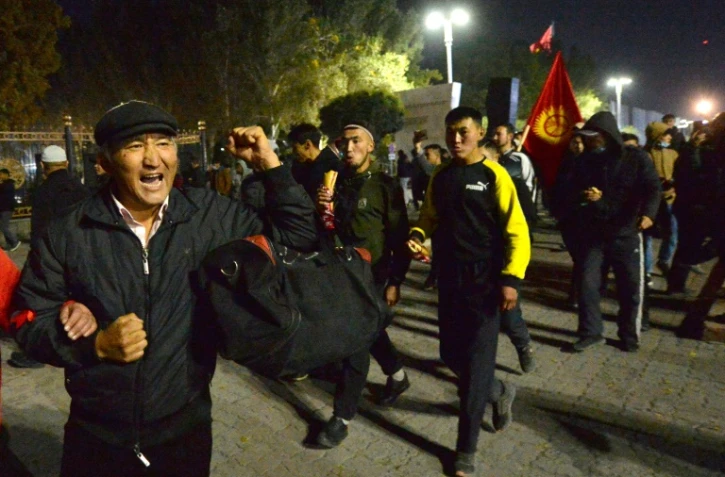 Des manifestants antigouvernementaux se dirigent vers le siège du pouvoir à Bichkek, le 5 octobre 2020