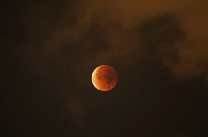 Une super Lune durant une éclipse le 28 septembre 2015, observée depuis Nice