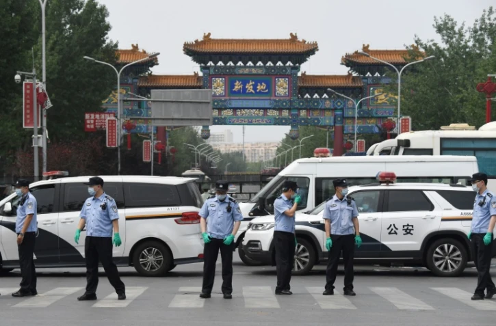 Des policiers chinois bloquent le 13 juin 2020 l'entrée au marché Xinfadi à Pékin, fermé après la découverte de cas de coronavirus