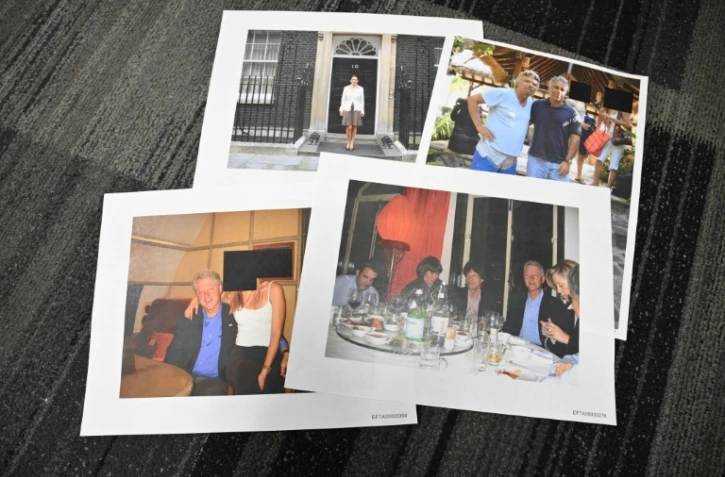 Des photos montrant l'ancien président américain Bill Clinton, le chanteur des Rolling Stones Mick Jagger ou encore le président du groupe Virgin Richard Branson publiées parmi les documents de l'enquête sur l'affaire Jeffrey Epstein le 19 décembre 2025