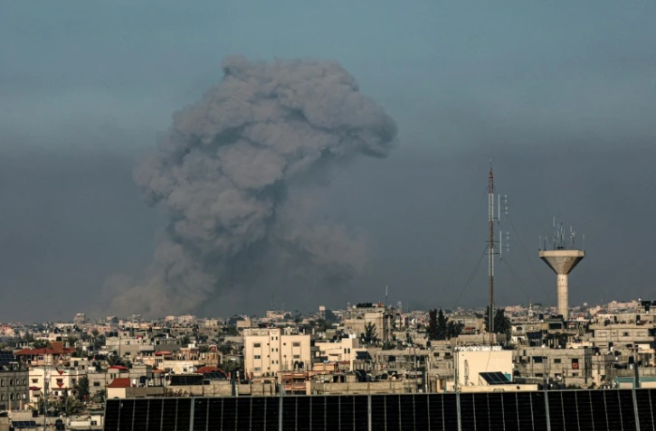 De la fumée au-dessus de Khan Younès, dans le sud de la bande de Gaza, soumise à d'intenses bombardements israéliens, le 19 janvier 2024