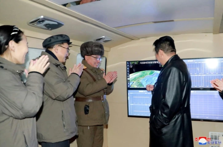 Une photo diffusée le 12 janvier par l'agence nord-coréenne KCNA montre le leader nord-coréen Kim Jong Un (à droite) supervisant ce qui est présenté comme un essai de missile hypersonique