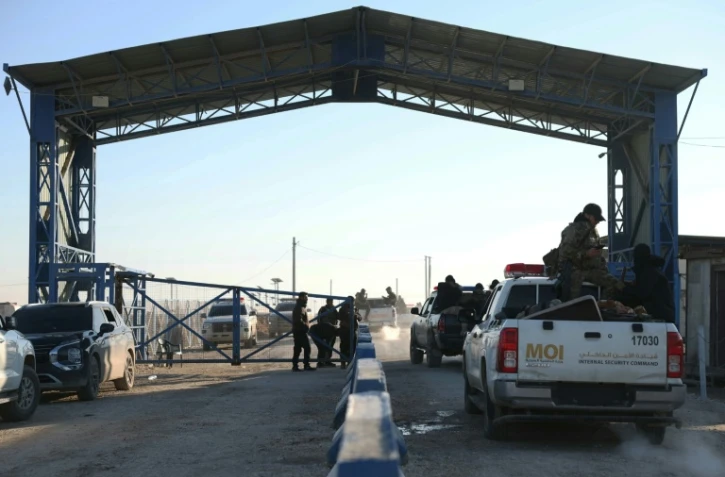 Des membres des forces de sécurité syriennes pénètrent à bord de leurs véhicules dans le camp d'Al-Hol, dans la province de Hassaké,  le 21 janvier 2026