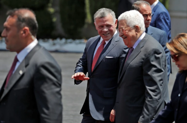 Le président palestinien Mahmoud Abbas (D) accueille le roi Abdallah II de Jordanie à Ramallah, le 7 août 2017