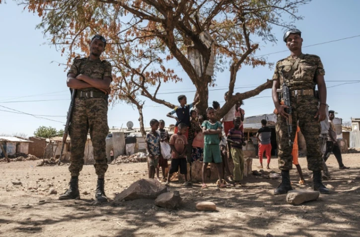 Des soldats éthiopiens à l'entrée du camp de réfugiés érythréens de Mai Aini, en Ethiopie, le 30 janvier.