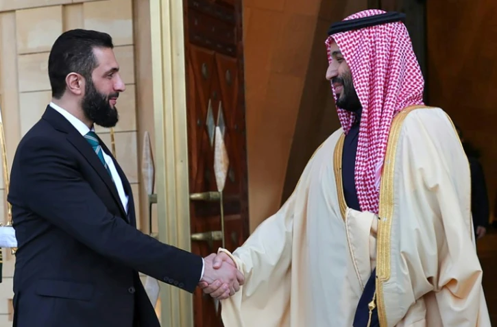 Cette image diffusée par l'agence de presse syrienne (Sana) montre le prince héritier d'Arabie saoudite Mohammed ben Salmane (droite) accueillant le président intérimaire de la Syrie, Ahmad al-Chareh, à Ryad, le 2 février 2025