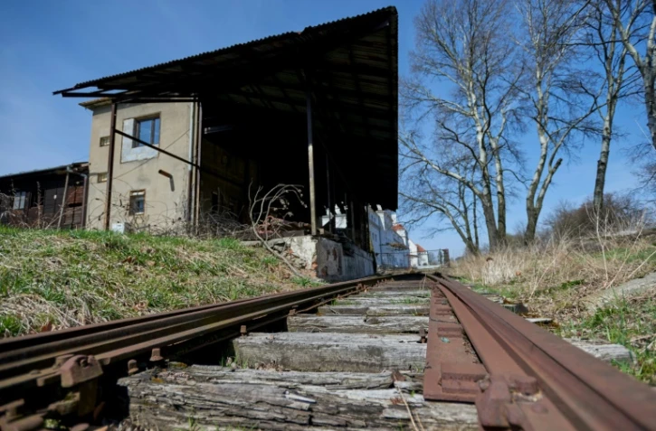 Une vieille voie ferrée conduisant à l'ex-cantine des SS au camp de concentration nazi d'Auschwitz, en Pologne, le 9 avril 2021