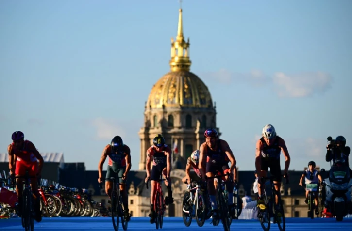 Les concurrents du relais mixte de l'épreuve test des JO-2024 réduit à un duathlon en raison de mauvaises analyses de l'eau de la Seine, le 20 août 2023 à Paris
