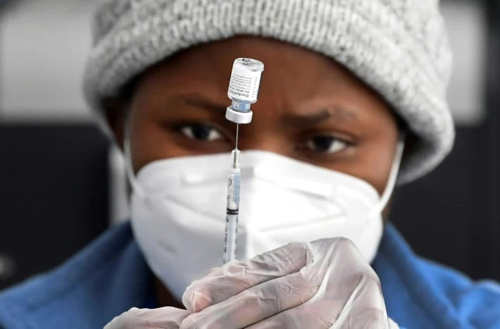 Une infirmière prépare une injection du vaccin de Pfizer contre le Covid-19, le 10 mars 2021 à Los Angeles