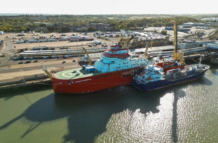 Vue aérienne du RRS Sir David Attenborough, amarré au port international de Harwich, dans l'est de l'Angleterre, le 6 octobre 2025, avant son départ pour des recherches en Antarctique plus tard dans le mois, dans le cadre du British Antarctic Survey.