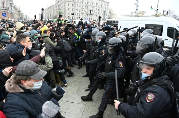 Des affrontements opposent les manifestants à  la police durant la manifestation en faveur de l'opposant Alexeï Navalny à Moscou le 23 janvier 2021
