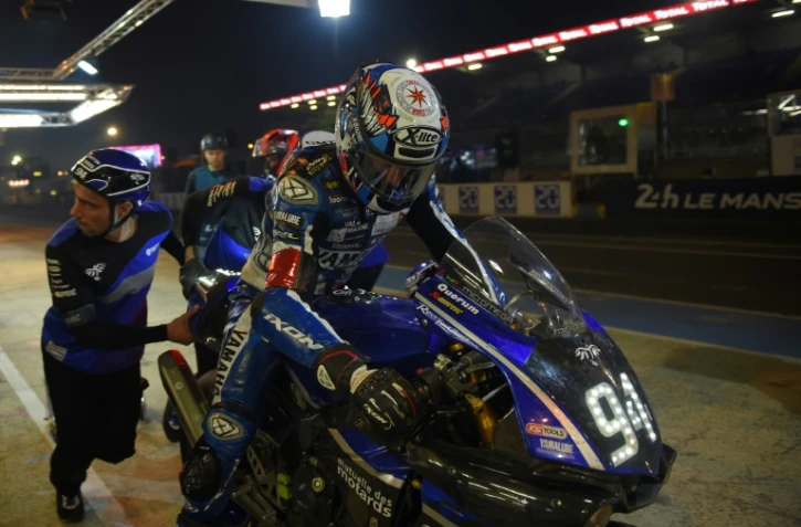 Le pilote espagnol David Checa (Yamaha N.94) prend un relais lors des 24 heures du Mans Motos, le 22 avril 2018