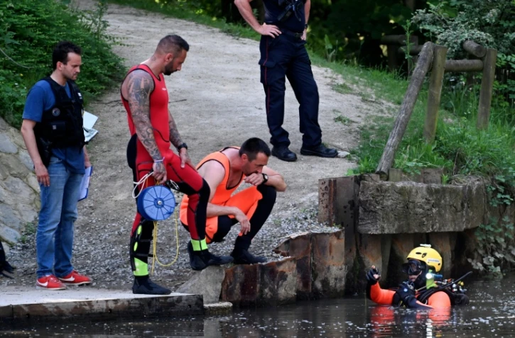 Des plongeurs fouillent la Vilaine après la découverte la veille du corps d'un garçon de 12 ans, une serviette de bain mouillée "nouée très serrée autour de son cou", le 25 mai 2026 a Rennes