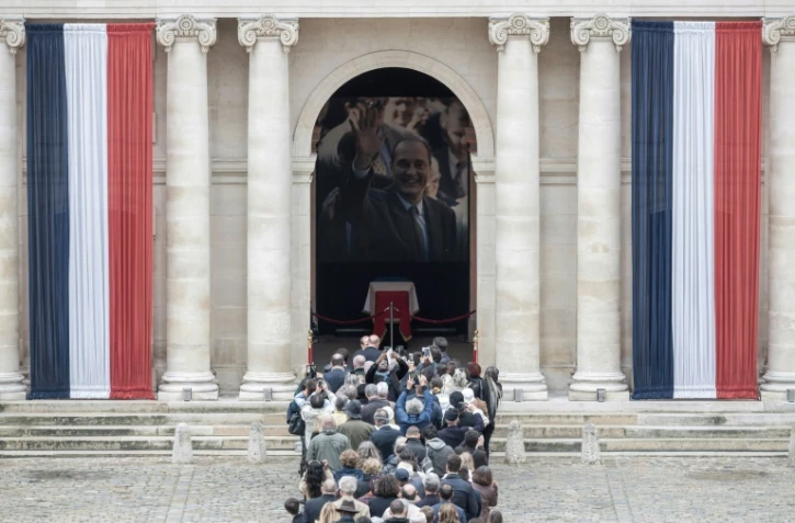 Les Français font la queue dans la cour des Invalides pour saluer la dépouille de l'ex-président Jacques Chirac, le 29/09/2019