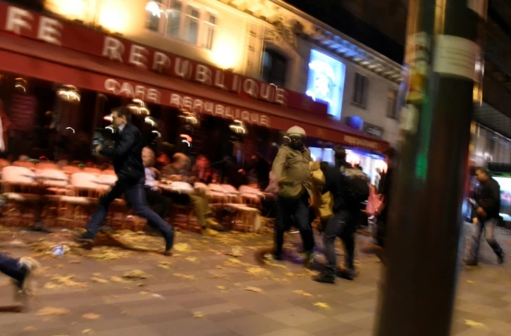 Des personnes s'enfuient après avoir entendu des couprs de feu près de la place de la République à Paris, le 13 novembre 2015