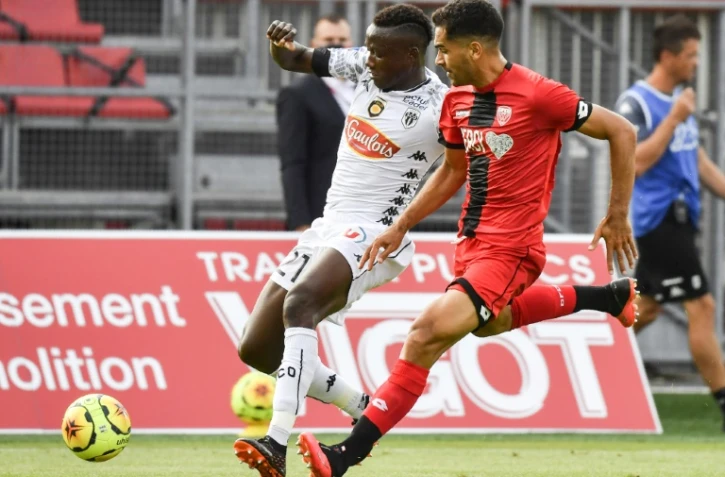 Le défenseur marocain de Dijon Nayef Aguerd (d) à la lutte avec l'attaquant sénégalais d'Angers Sada Thioub, le 22 août 2020 à Dijon