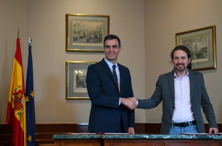 Le Premier ministre espagnol Pedro Sanchez et le leader de Podemos Pablo Iglesias signent un accord pour former un gouvernement, le 12 novembre 2019 Ă Madrid