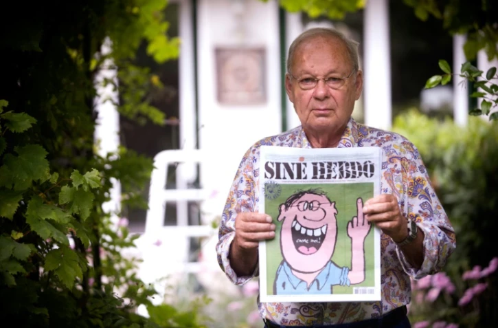 La caricaturiste Siné pose avec son journal "Siné Hebdo" à  Noisy-Le-Sec en région parisienne, le 09 septembre 2008