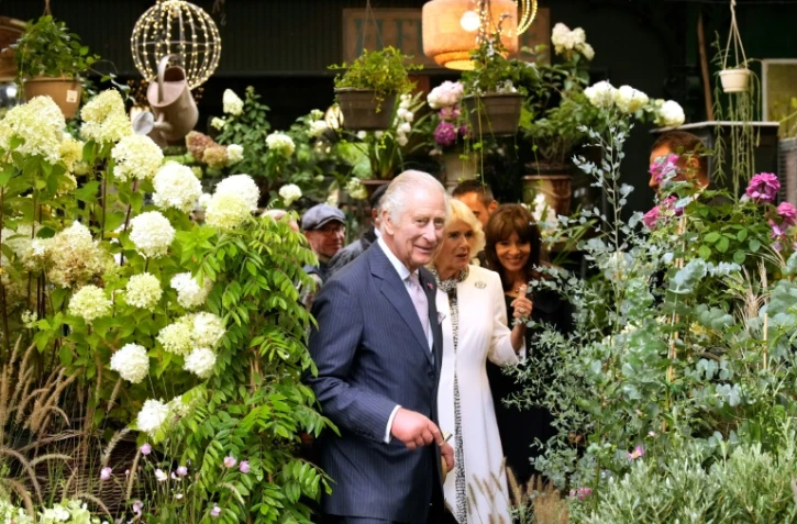 Le roi Charles III et la reine Camilla visitent le marché aux fleurs, le 21 septembre 2023 à Paris
