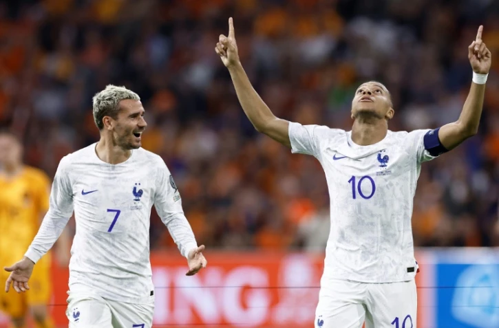 Les Français Antoine Griezmann (g) et Kylian Mbappé lors du match contre les Pays-Bas, le 13 octobre 2023 à Amsterdam