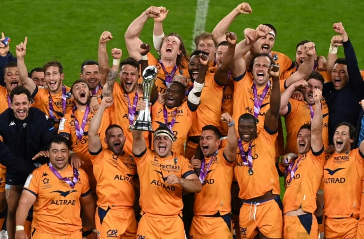 Le capitaine de Montpellier, Guilhem Guirado, brandit le trophée du Challenge européen après la victoire de son équipe en finale contre Leicester, au stade de Twickenham, le 21 mai 2021