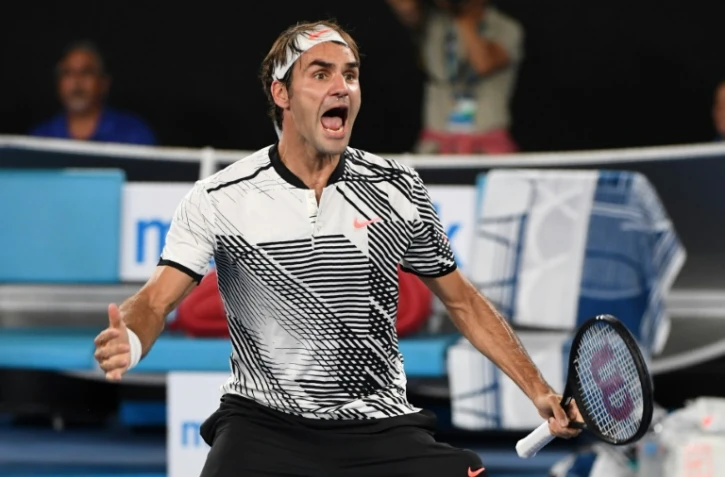 Le Suisse Roger Federer exulte après sa victoire face au Japonais Kei Nishikori en 8e de finale de l'Open d'Australie, le 22 janvier 2017 à Melbourne 