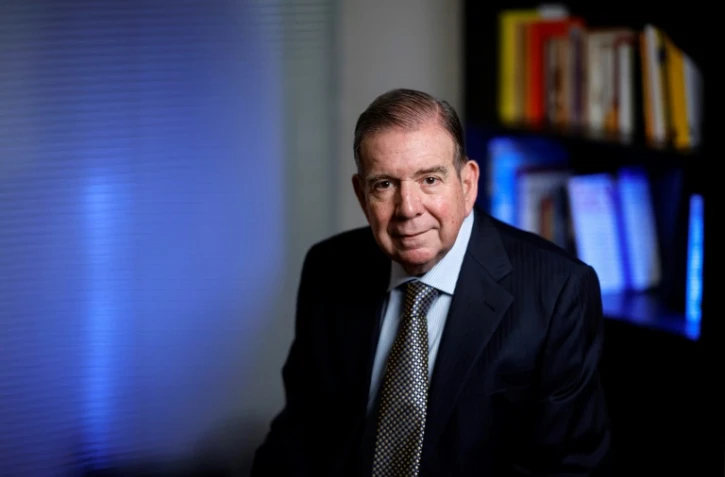 L'opposant vénézuélien Edmundo Gonzalez Urrutia prend la pose, le 20 novembre 2024 à Madrid