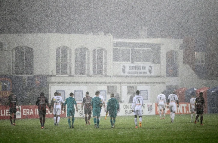 Les joueurs quittent le terrain après l'interruption à la 54e minute (2-2) du match de 16e de finale de la Coupe de Ligue opposant le Gazélec Ajaccio et Guingamp, le 28 octobre 2015