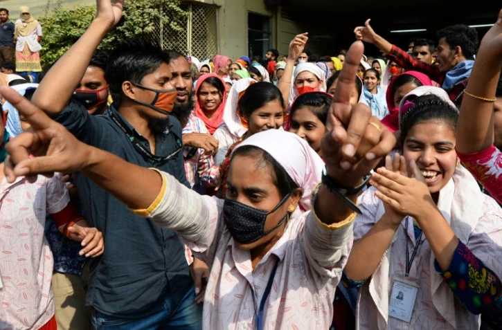 Des ouvriers du textile au Bangladesh manifestent pour des hausses de salaires, le 10 janvier 2019 à Dacca